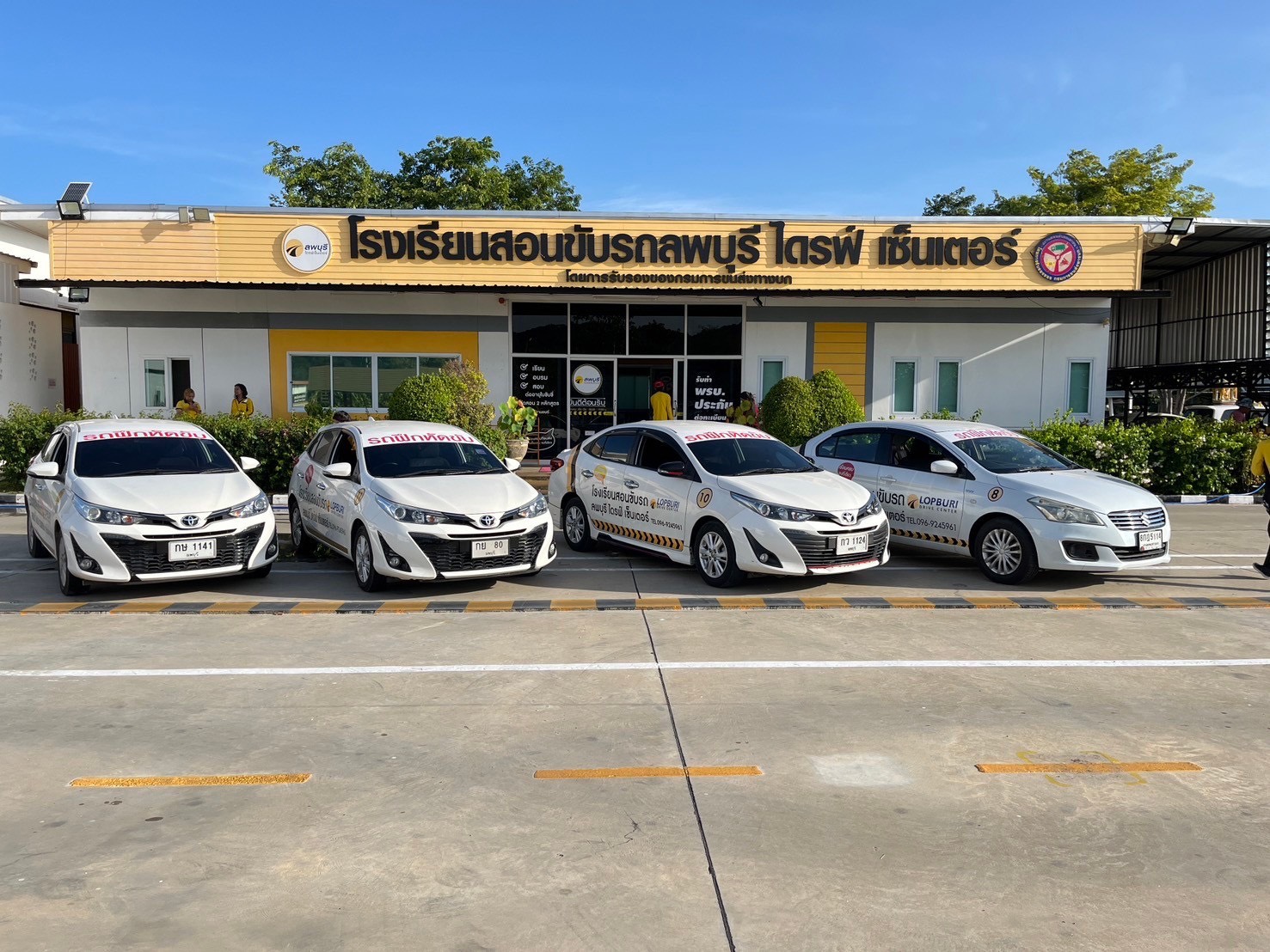 สนามฝึกและรถยนต์ฝึกหัดขับ