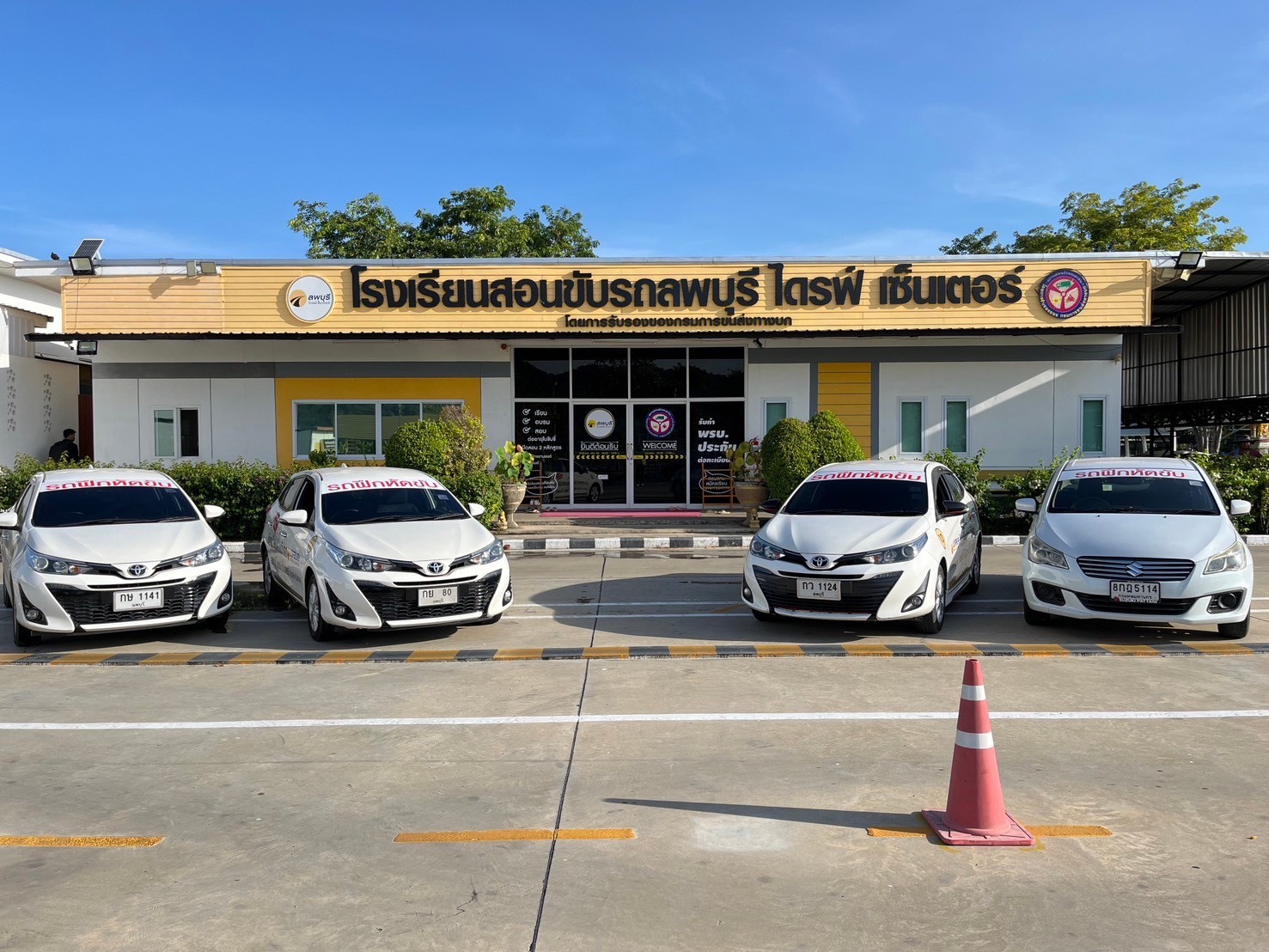 นักเรียนฝึกขับมอเตอร์ไซค์เป็นกลุ่ม